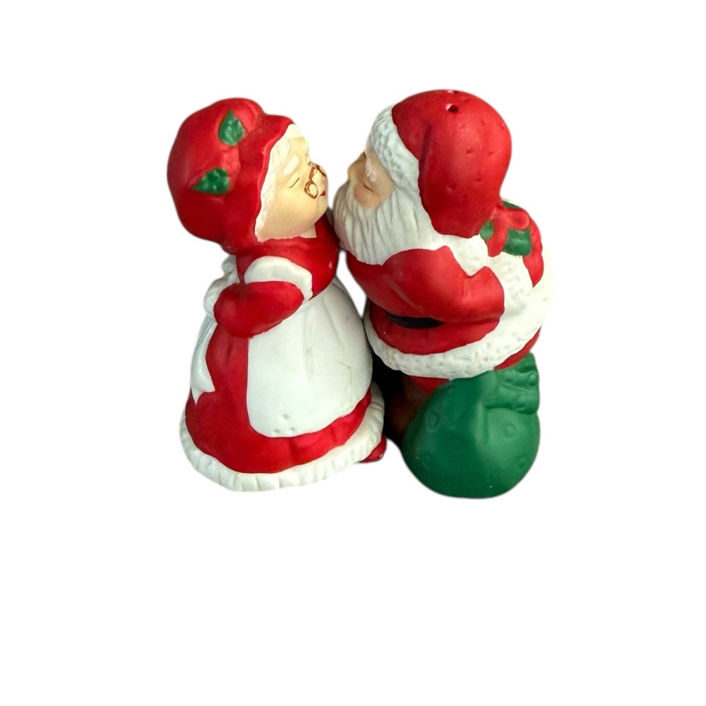 Vintage 1980 Russ Berrie Gold Label Salt & Pepper Kissing Santa & Mrs. Claus!